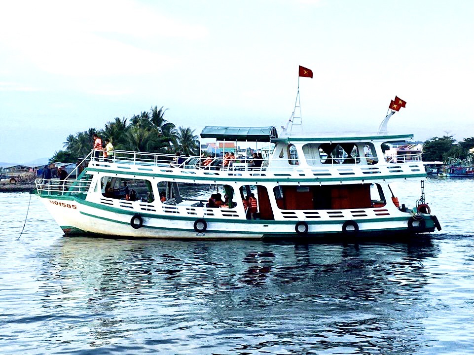 Thuê tàu câu cá, ngắm san hô Phú Quốc