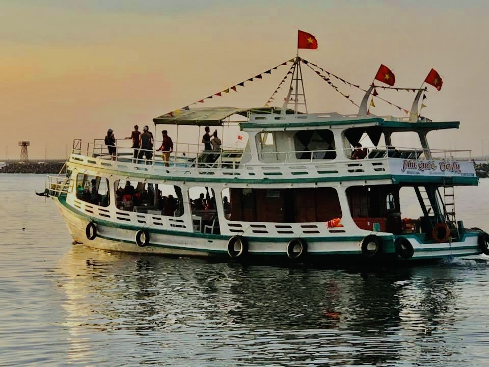 Thuê tàu câu cá, ngắm san hô Phú Quốc